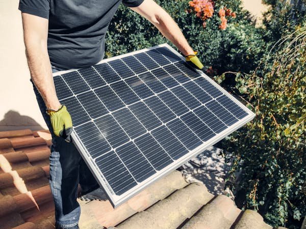 Comment choisir un installateur pour panneau solaire avec batterie intégrée